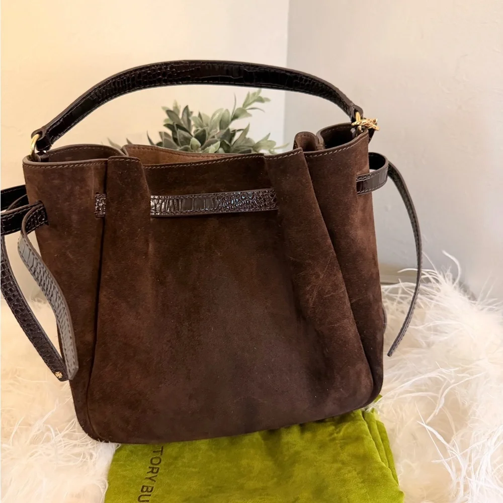 TORY BURCH ROMY SUEDE BUCKET BAG IN DARK COCOA